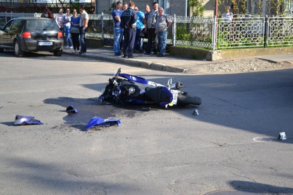 Tânărul care conducea motocicleta nu s-a asigurat în intersecție. Foto: ziaruldepenet.ro