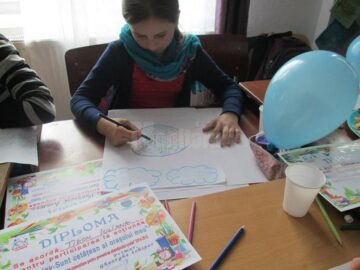 Peste 60 de elevi și adulți au participat la amenajarea spațiului verde din fața unei școli din Vicovu de Sus