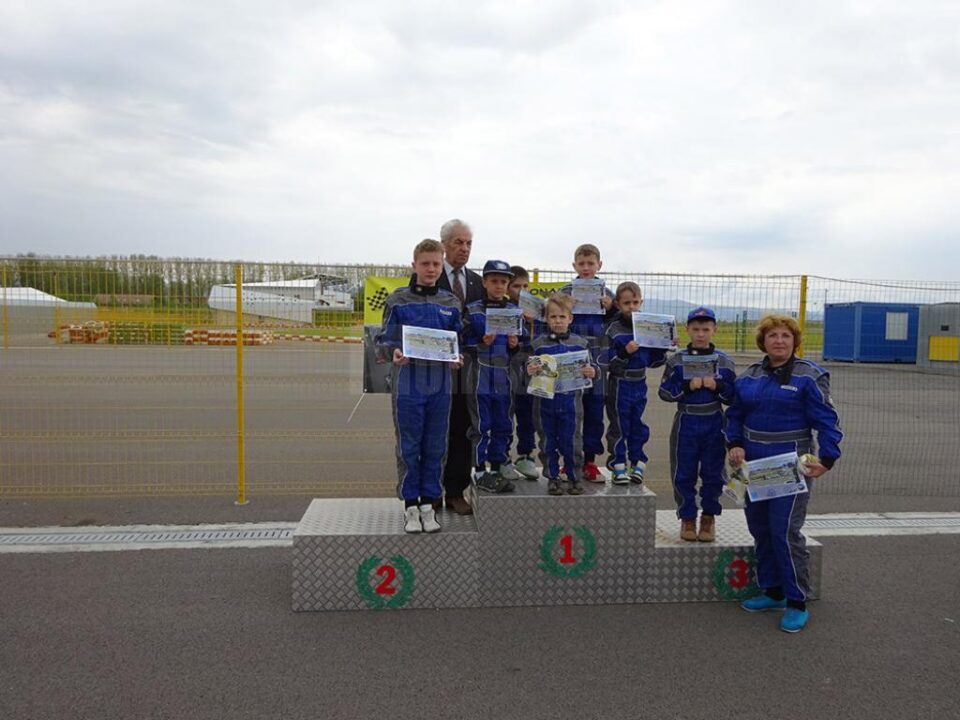 Premii pentru elevii suceveni de la Palatul copiilor la Concursul național de educație rutieră și karting