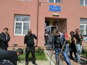 Peste 60 de elevi și adulți au participat la amenajarea spațiului verde din fața unei școli din Vicovu de Sus
