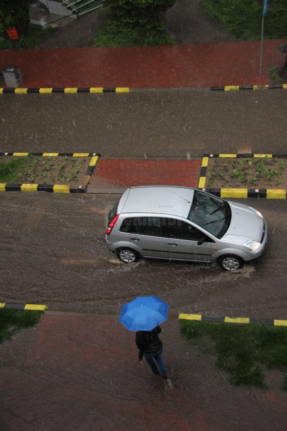 Informate meteo de ploi, grindină și vânt pentru ziua de joi