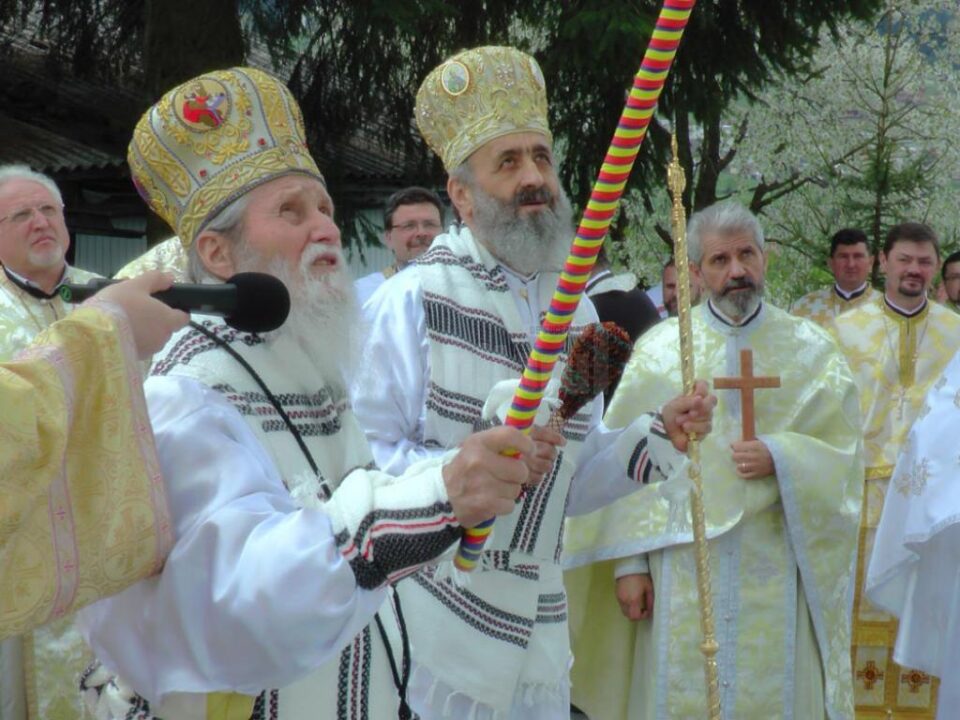 Înaltpreasfințitul Părinte Pimen, Arhiepiscopul Sucevei și Rădăuților, și pe Preasfințitul Părinte Irineu, Arhiepiscop al Alba-Iuliei