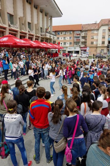 Peste o mie de tineri au ieșit ieri pe străzile Sucevei pentru a protesta împotriva violenței, drogurilor și tutunului