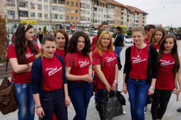 Peste o mie de tineri au ieșit ieri pe străzile Sucevei pentru a protesta împotriva violenței, drogurilor și tutunului