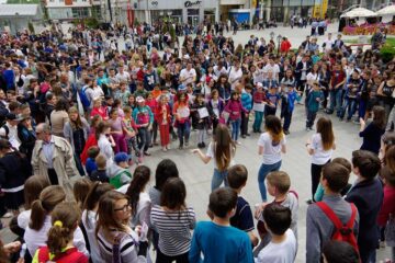 Peste o mie de tineri au ieșit ieri pe străzile Sucevei pentru a protesta împotriva violenței, drogurilor și tutunului