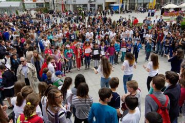 Peste o mie de tineri au ieșit ieri pe străzile Sucevei pentru a protesta împotriva violenței, drogurilor și tutunului