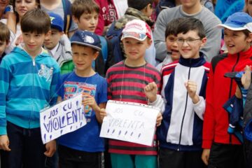 Peste o mie de tineri au ieșit ieri pe străzile Sucevei pentru a protesta împotriva violenței, drogurilor și tutunului