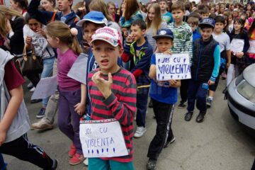 Peste o mie de tineri au ieșit ieri pe străzile Sucevei pentru a protesta împotriva violenței, drogurilor și tutunului