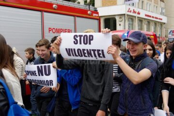 Peste o mie de tineri au ieșit ieri pe străzile Sucevei pentru a protesta împotriva violenței, drogurilor și tutunului