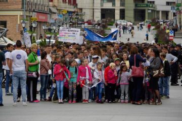 Peste o mie de tineri au ieșit ieri pe străzile Sucevei pentru a protesta împotriva violenței, drogurilor și tutunului