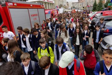Peste o mie de tineri au ieșit ieri pe străzile Sucevei pentru a protesta împotriva violenței, drogurilor, tutunului