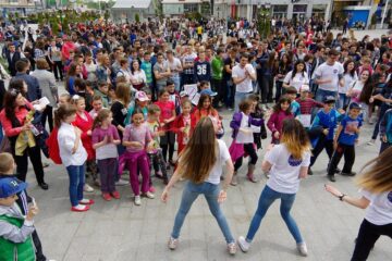 Peste o mie de tineri au ieșit ieri pe străzile Sucevei pentru a protesta împotriva violenței, drogurilor și tutunului