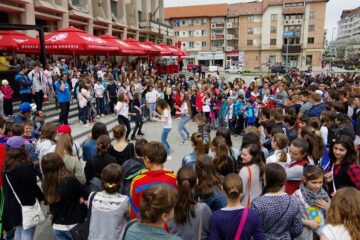 Peste o mie de tineri au ieșit ieri pe străzile Sucevei pentru a protesta împotriva violenței, drogurilor și tutunului