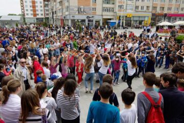 Peste o mie de tineri au ieșit ieri pe străzile Sucevei pentru a protesta împotriva violenței, drogurilor și tutunului