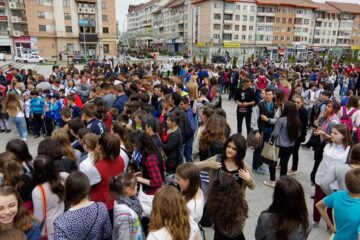 Peste o mie de tineri au ieșit ieri pe străzile Sucevei pentru a protesta împotriva violenței, drogurilor și tutunului