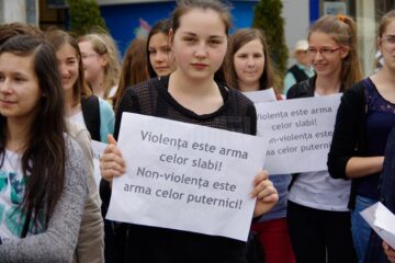 Peste o mie de tineri au ieșit ieri pe străzile Sucevei pentru a protesta împotriva violenței, drogurilor și tutunului