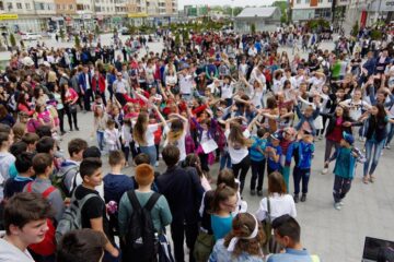 Peste o mie de tineri au ieșit ieri pe străzile Sucevei pentru a protesta împotriva violenței, drogurilor și tutunului