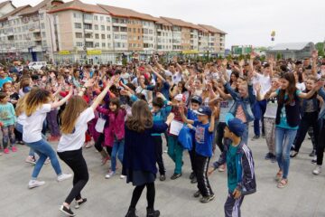 Peste o mie de tineri au ieșit ieri pe străzile Sucevei pentru a protesta împotriva violenței, drogurilor și tutunului