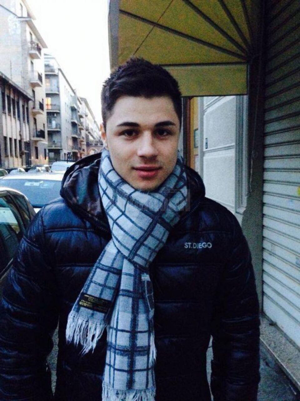 Fotografiile unui tânăr necunoscut și un nume fals, suficient pentru ca un obsedat să inventeze un personaj pe Facebook