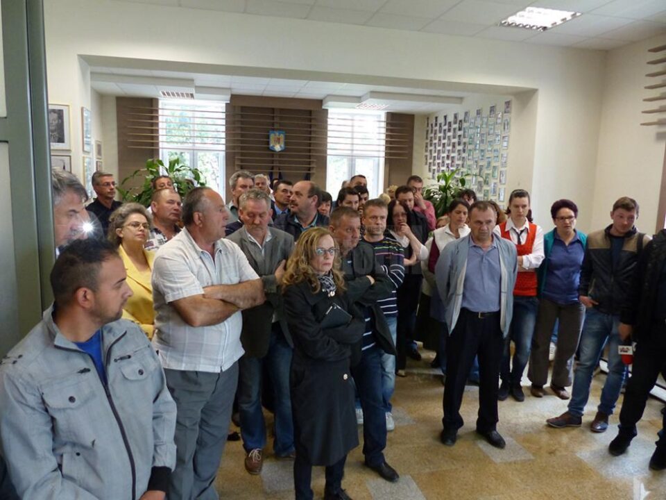 Angajații primăriei reclamă că sunt uitați de Guvern