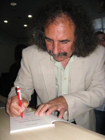 Vasile Tudor, singur printre robe și poetica tăcerii
