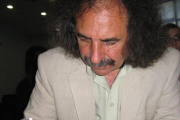 Vasile Tudor, singur printre robe și poetica tăcerii