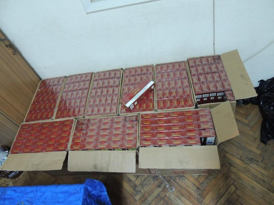 Polițiștii au găsit nouă colete, în care se aflau 4.460 de pachete de țigări