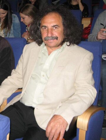 Vasile Tudor, singur printre robe și poetica tăcerii