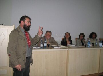 Vasile Tudor, singur printre robe și poetica tăcerii