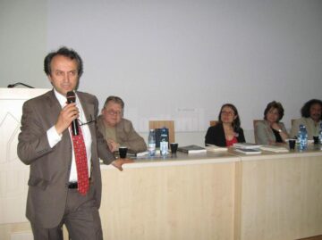 Vasile Tudor, singur printre robe și poetica tăcerii