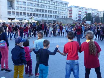 Ateliere de jocuri, desene ale copilăriei și aproape 2.000 de lampioane cercetășești, la Festivalul Luminii organizat la Suceava