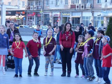 Ateliere de jocuri, desene ale copilăriei și aproape 2.000 de lampioane cercetășești, la Festivalul Luminii organizat la Suceava