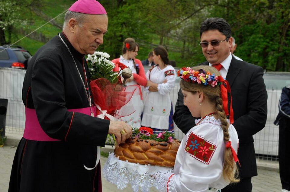 Deputatul Ghervazen Longher cu PS Petru Gherghel, episcop de Iași