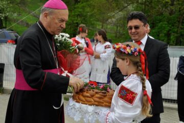 Deputatul Ghervazen Longher cu PS Petru Gherghel, episcop de Iași