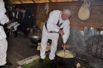 Hora Bucovinei de anul acesta a atras un număr record de vizitatori