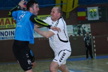 Ion Tcaciuc (dreapta) a făcut un joc foarte bun, evoluând aproape tot timpul în teren, în apărare și atac