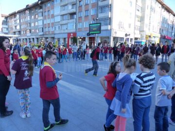 Ateliere de jocuri, desene ale copilăriei și aproape 2.000 de lampioane cercetășești, la Festivalul Luminii organizat la Suceava
