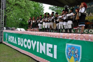 Hora Bucovinei de anul acesta a atras un număr record de vizitatori