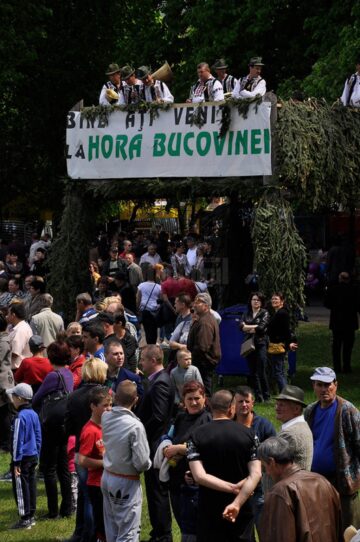 Hora Bucovinei de anul acesta a atras un număr record de vizitatori