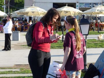 Ateliere de jocuri, desene ale copilăriei și aproape 2.000 de lampioane cercetășești, la Festivalul Luminii organizat la Suceava