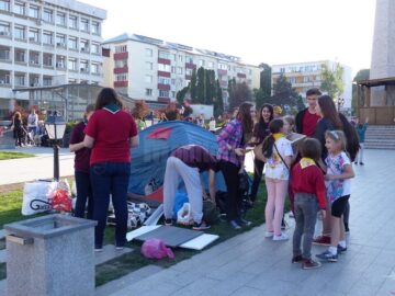 Ateliere de jocuri, desene ale copilăriei și aproape 2.000 de lampioane cercetășești, la Festivalul Luminii organizat la Suceava
