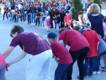 Ateliere de jocuri, desene ale copilăriei și aproape 2.000 de lampioane cercetășești, la Festivalul Luminii organizat la Suceava