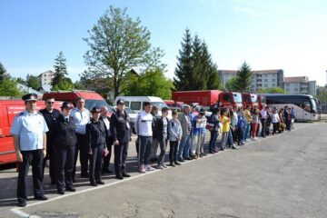 Zeci de elevi de gimnaziu și liceu, pompieri pentru o zi