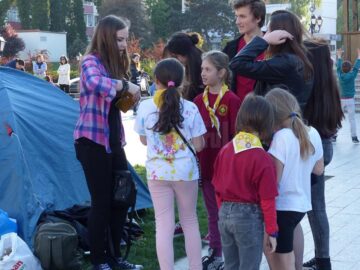 Ateliere de jocuri, desene ale copilăriei și aproape 2.000 de lampioane cercetășești, la Festivalul Luminii organizat la Suceava