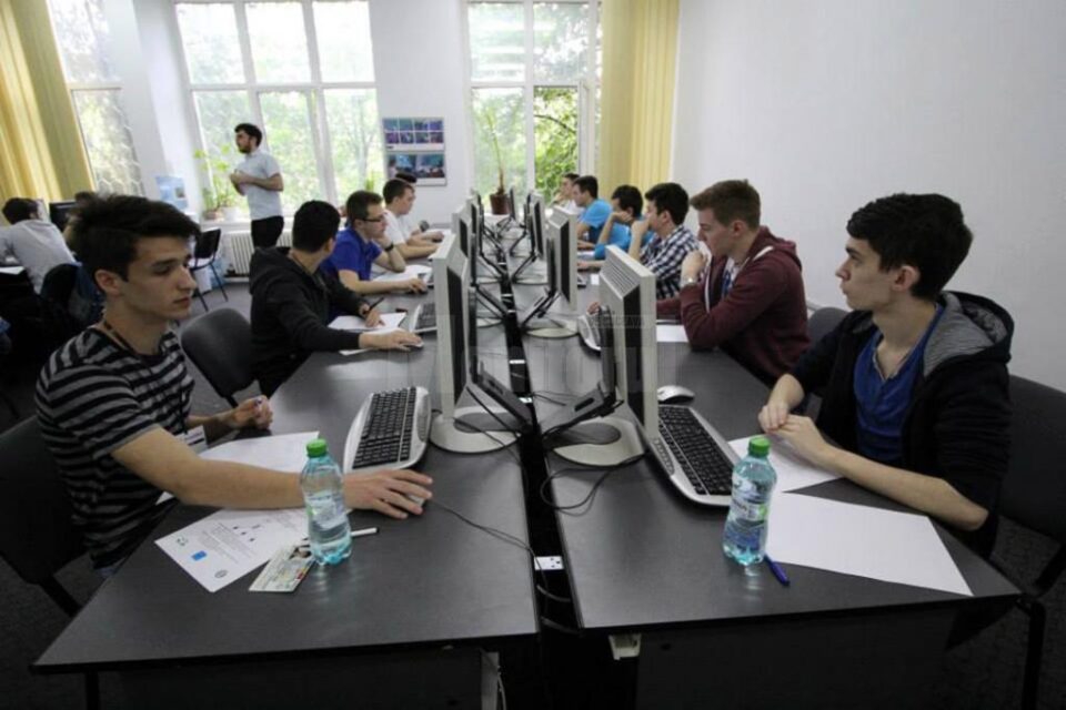 Elev al Colegiului Tehnic Rădăuți, pe podiumul unui concurs național de informatică