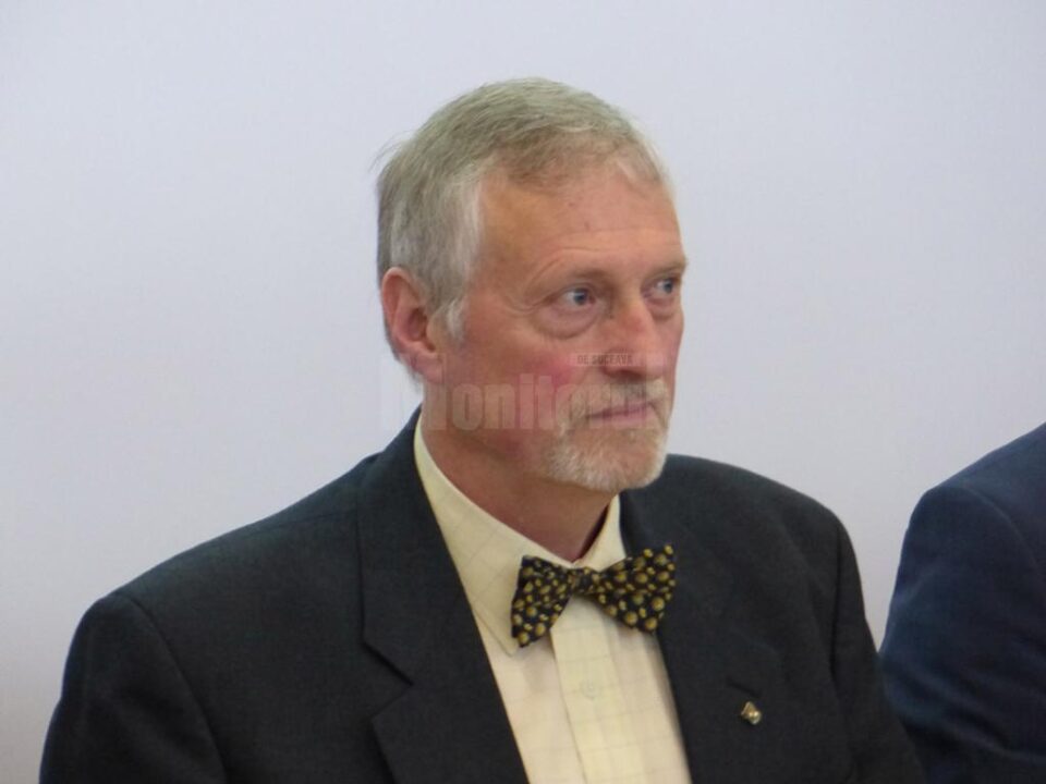 Timothy Hall este președintele juriului