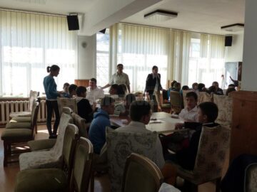 Ateliere de lucru, expoziții și spectacol folcloric la Centrul Școlar de Educație Incluzivă Suceava