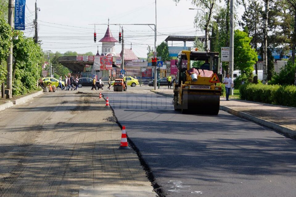 Lucrări de asfaltare pe strada Universității