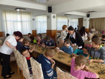 Ateliere de lucru, expoziții și spectacol folcloric la Centrul Școlar de Educație Incluzivă Suceava