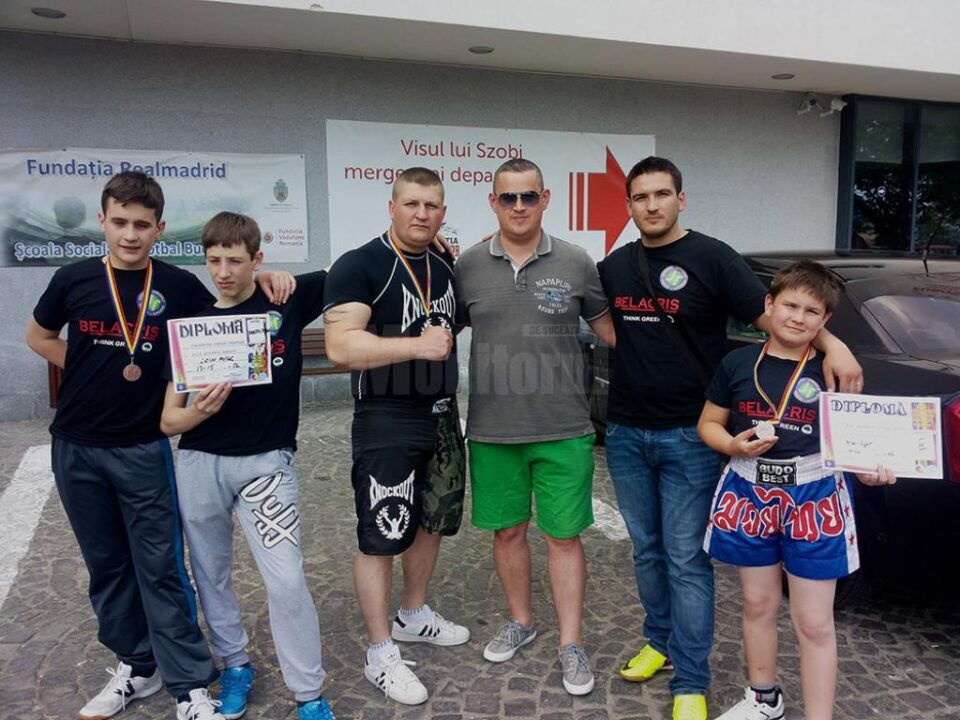 Medaliații clubului CS Juniorul din Rădăuți, alături de intructorul Paul Ghețău și sponsorul lotului Medaliații clubului CS Juniorul din Rădăuți, alături de intructorul Paul Ghețău și sponsorul lotului
